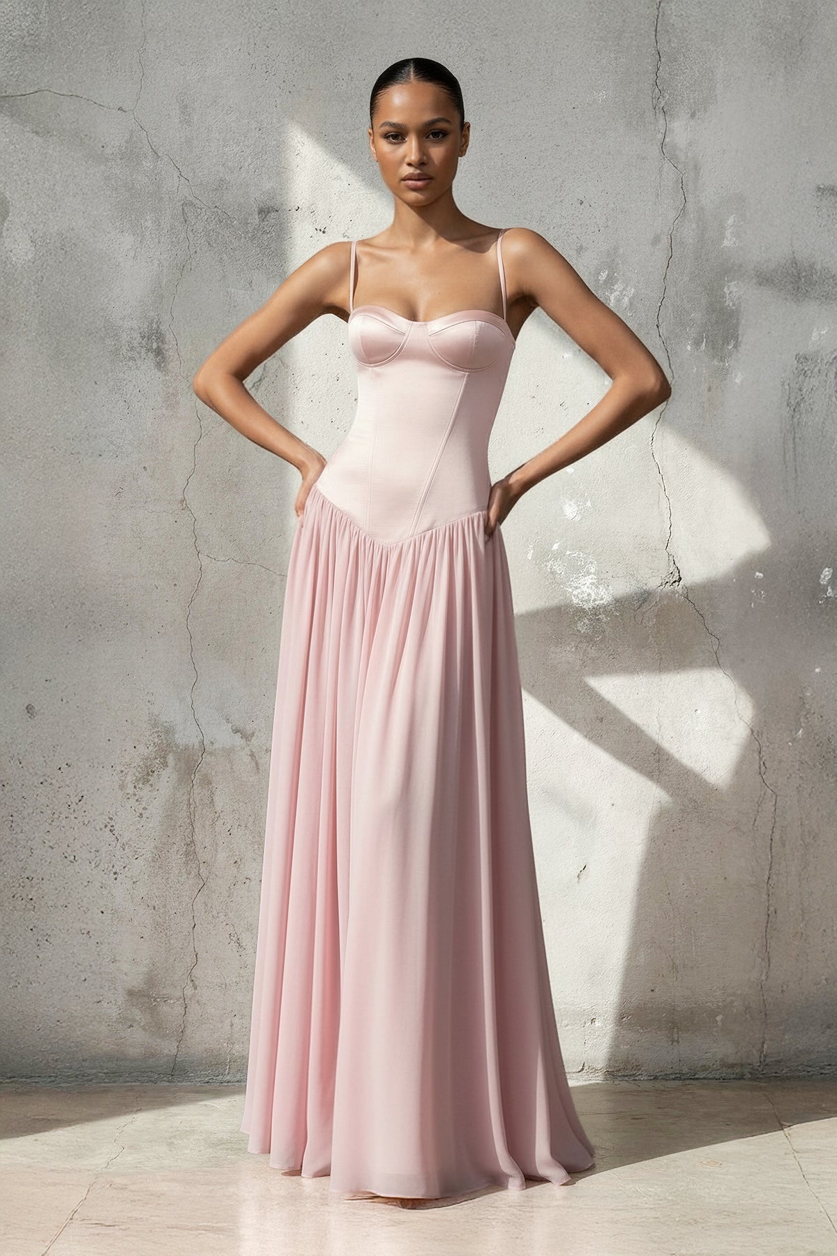 Robe longue rose à fines bretelles à corset plissée - Harana