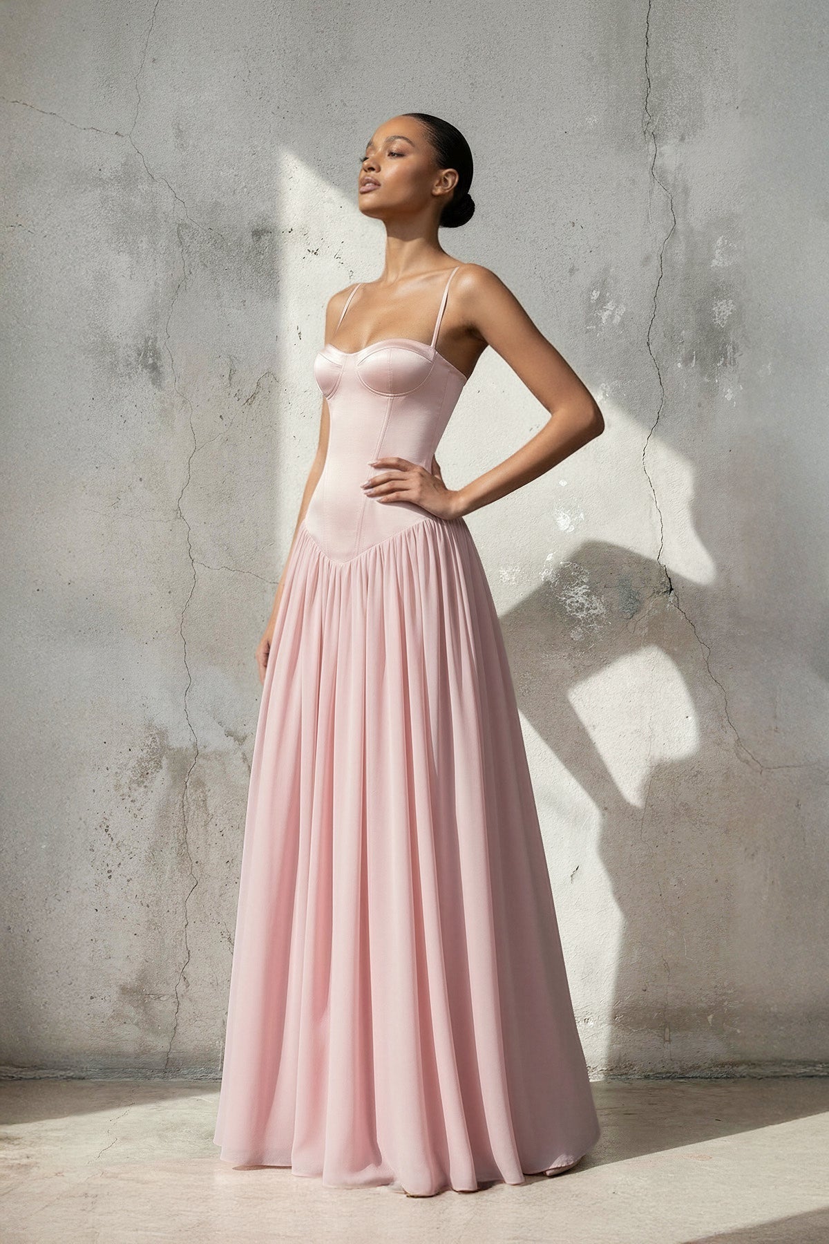 Robe longue rose à fines bretelles à corset plissée - Harana