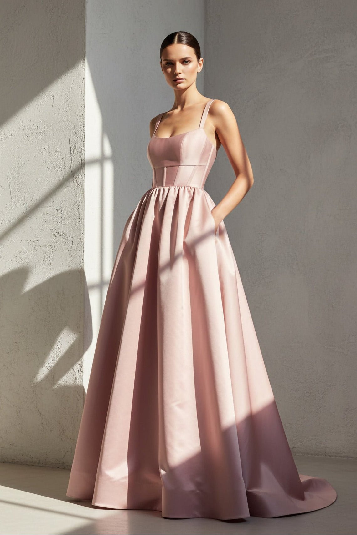 Robe longue rose satinée à fines bretelles à corset - Harana