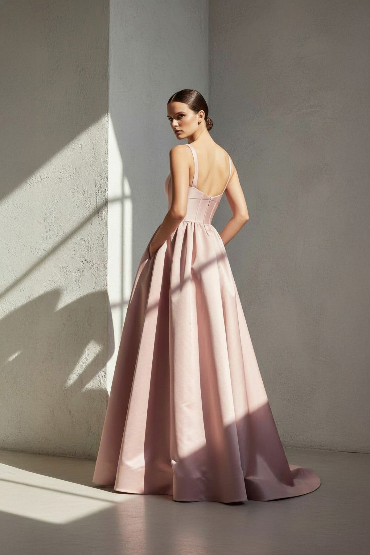 Robe longue rose satinée à fines bretelles à corset - Harana