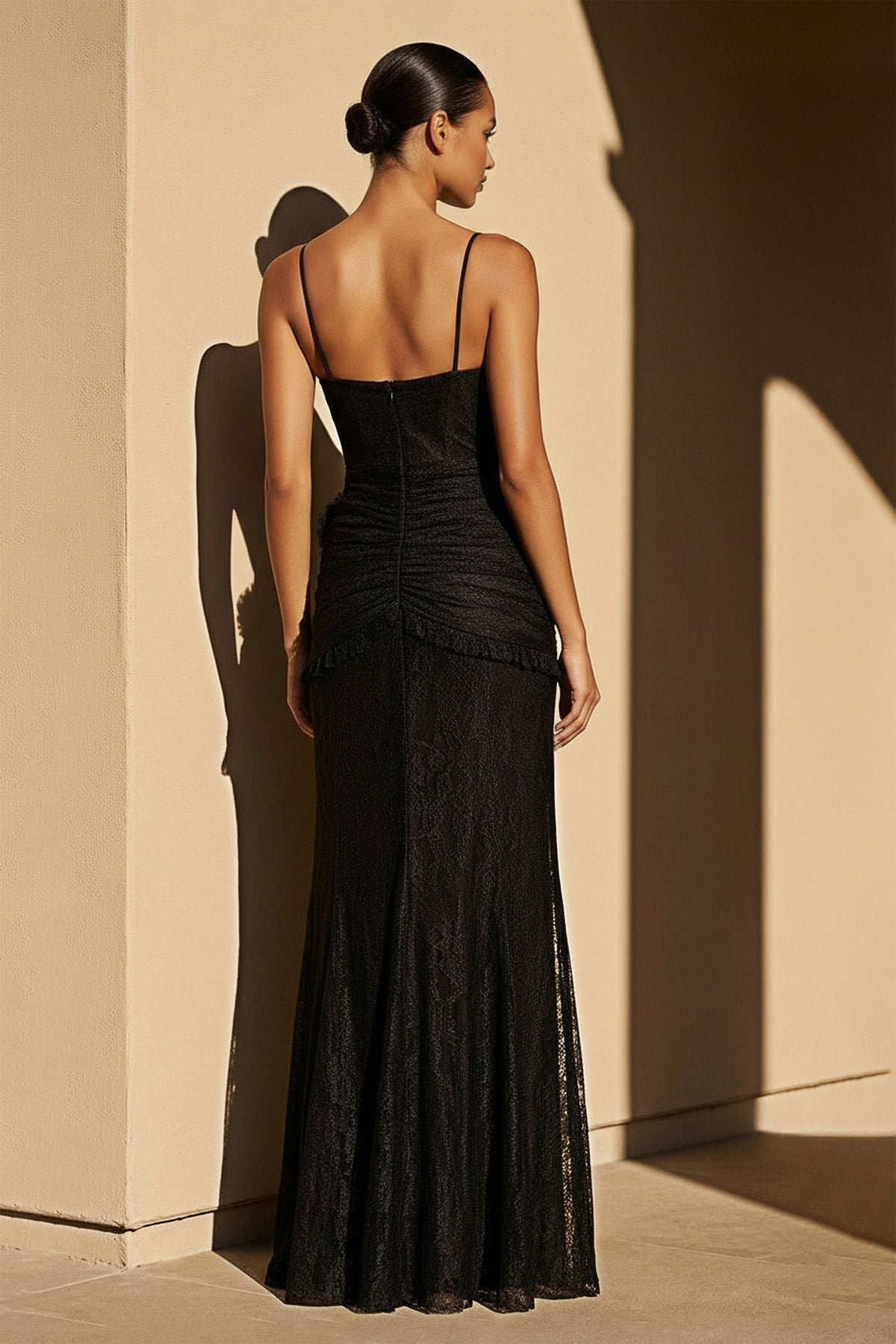 Robe longue noir en dentelle à fines bretelles - Harana