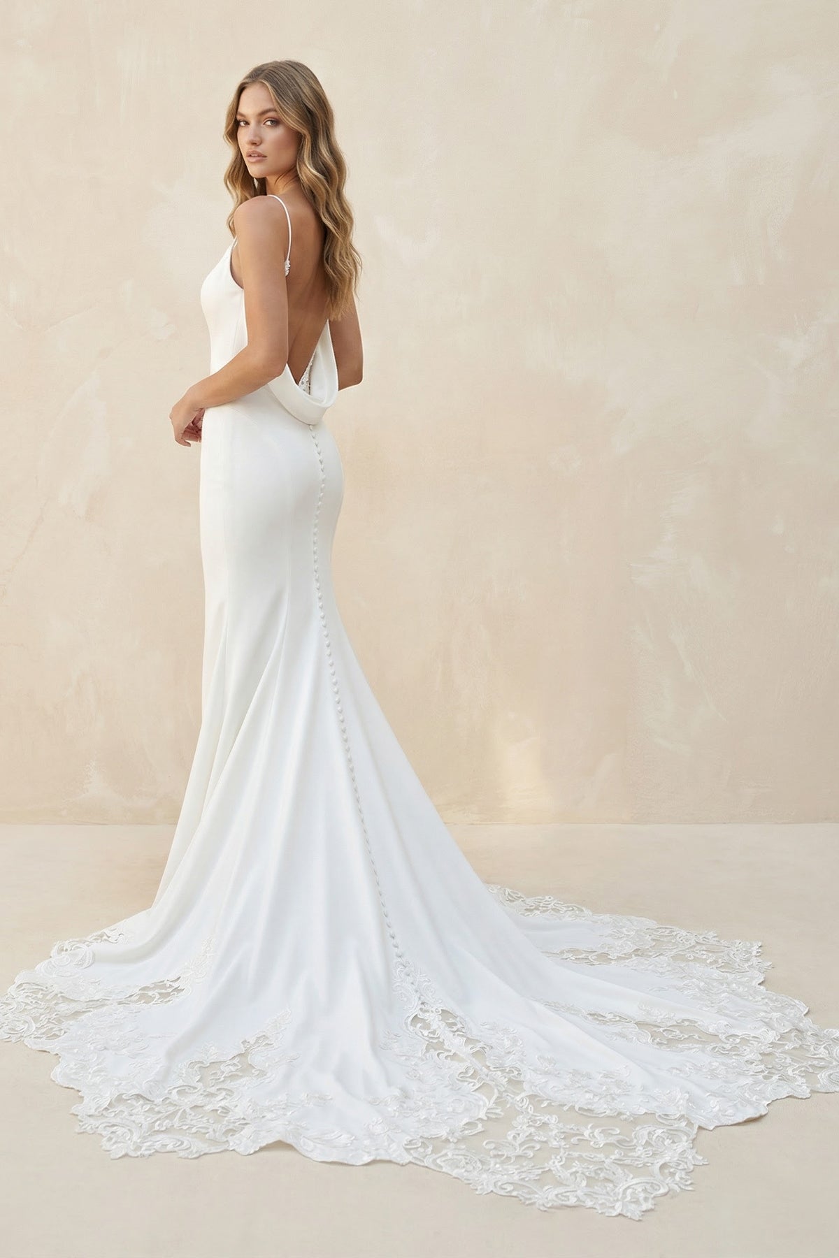 Robe de mariée ivoire longue silhouette sirène à fines bretelles - Harana
