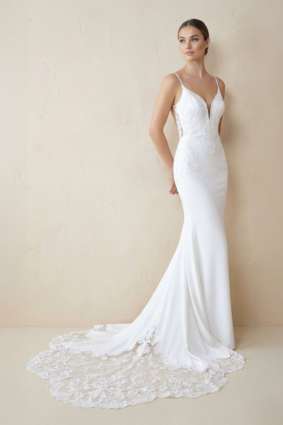 Robe de mariée blanche en dentelle silhouette sirène à fines bretelles dos nu - Harana