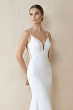 Robe de mariée blanche en dentelle silhouette sirène à fines bretelles dos nu - Harana