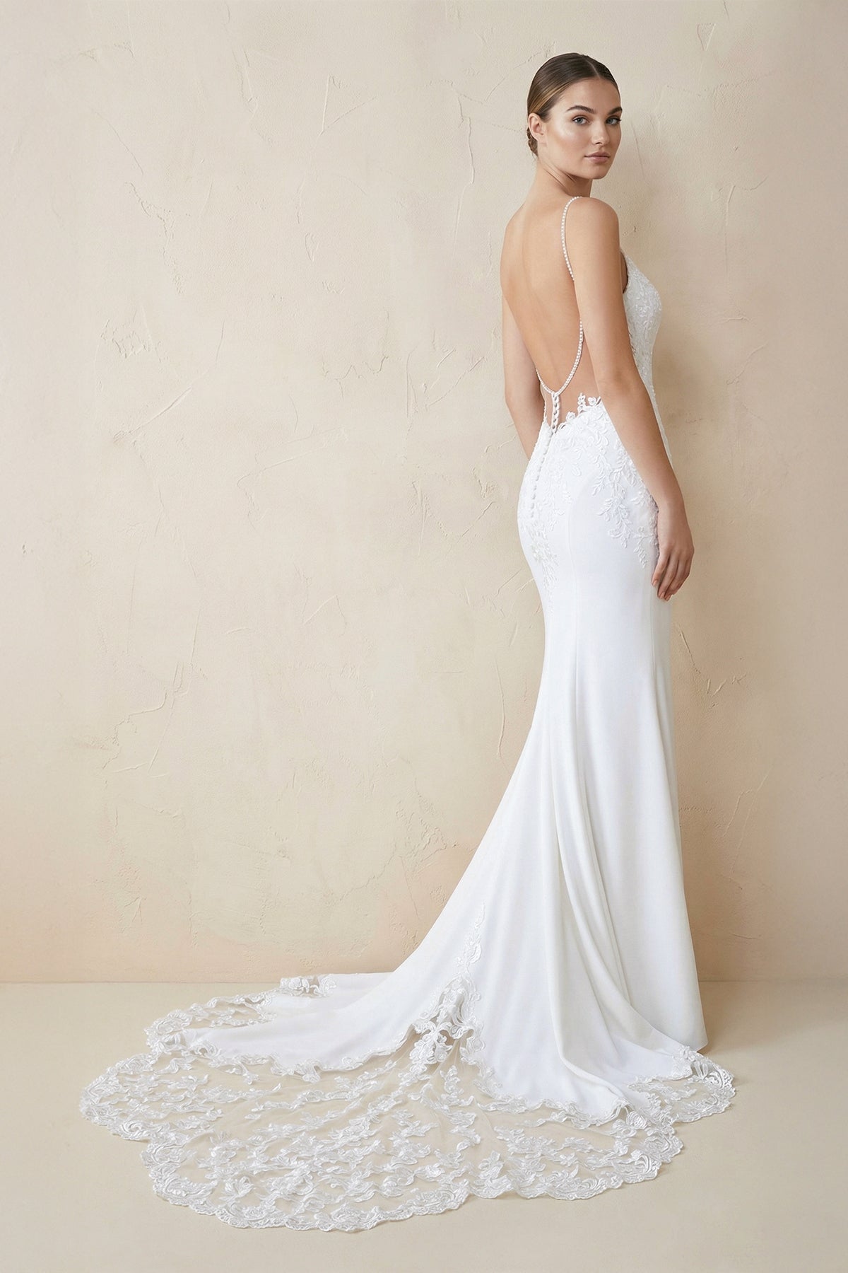 Robe de mariée blanche en dentelle silhouette sirène à fines bretelles dos nu - Harana