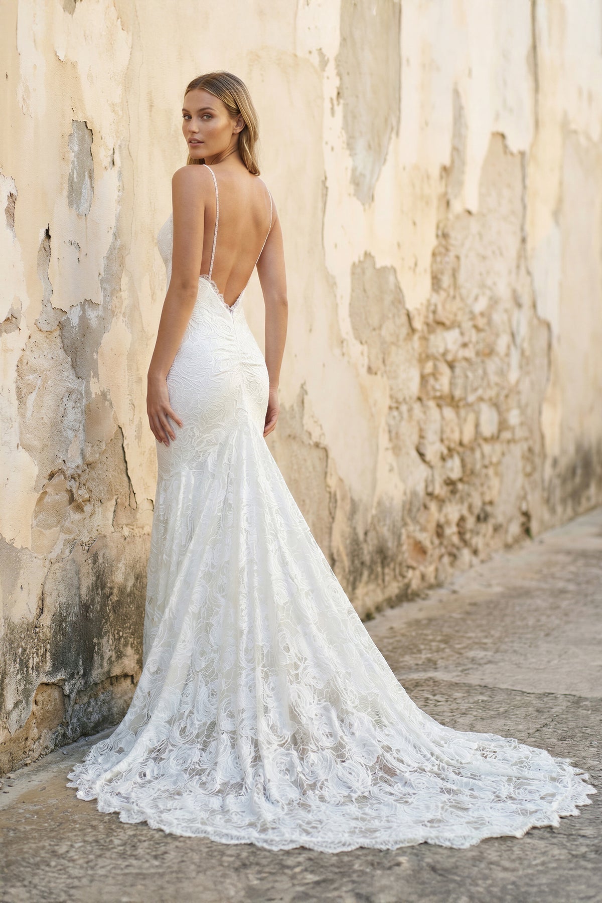 Robe de mariée blanche en dentelle silhouette sirène à fines bretelles - Harana