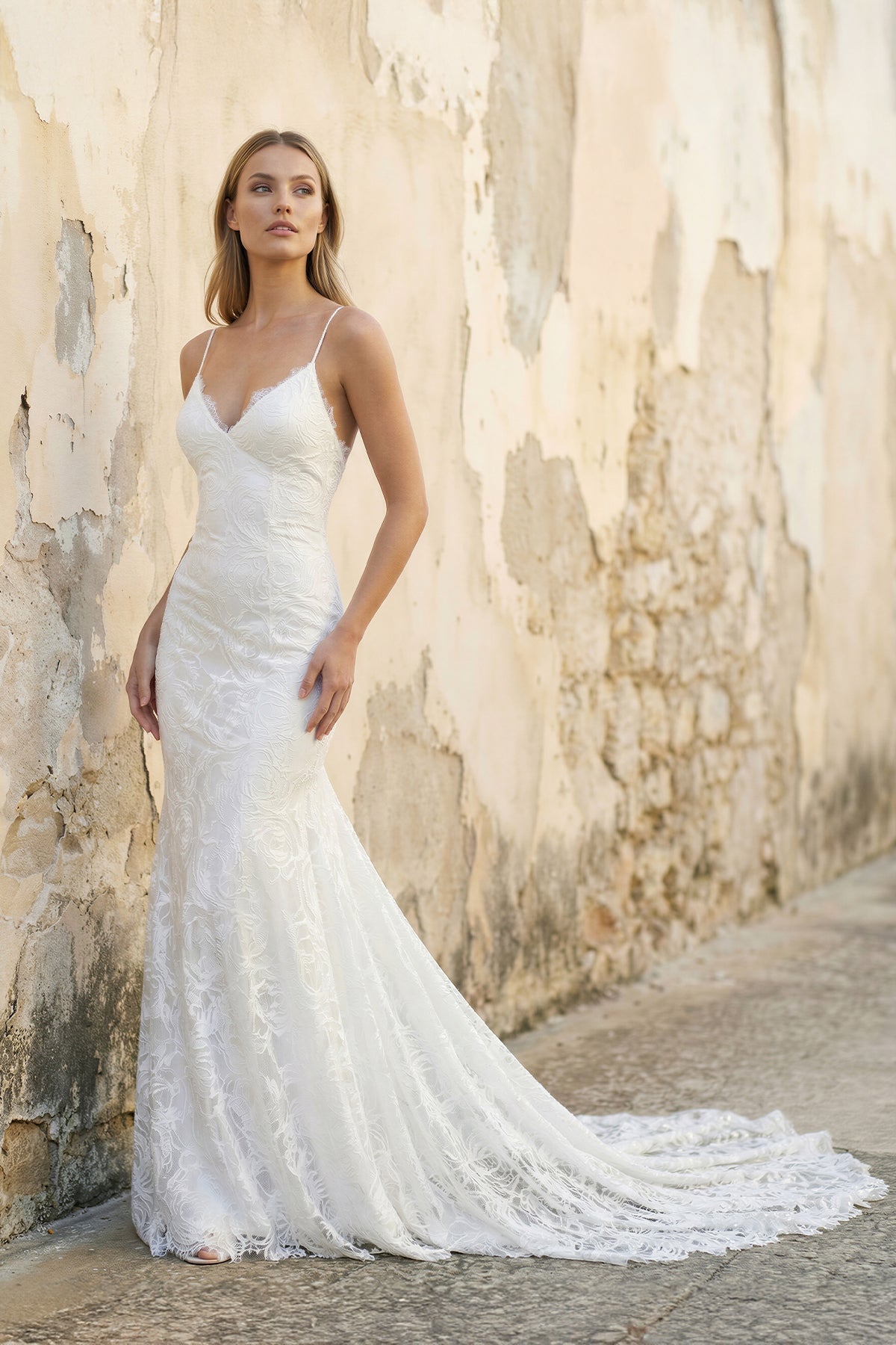 Robe de mariée blanche en dentelle silhouette sirène à fines bretelles - Harana
