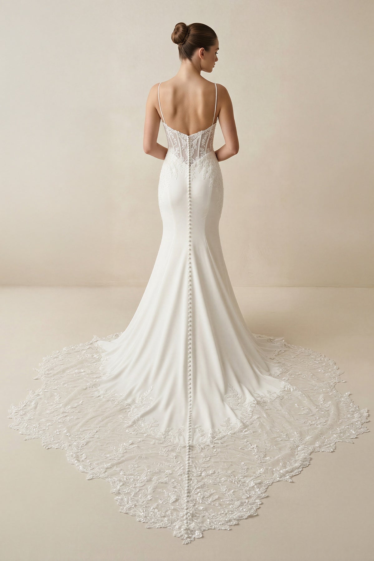 Robe de mariée blanche satinée coupe sirène à fines bretelles ornée d’appliqués - Harana