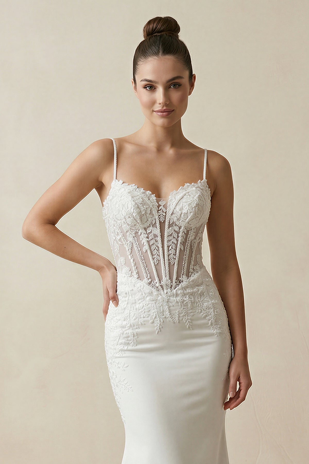 Robe de mariée blanche satinée coupe sirène à fines bretelles ornée d’appliqués - Harana
