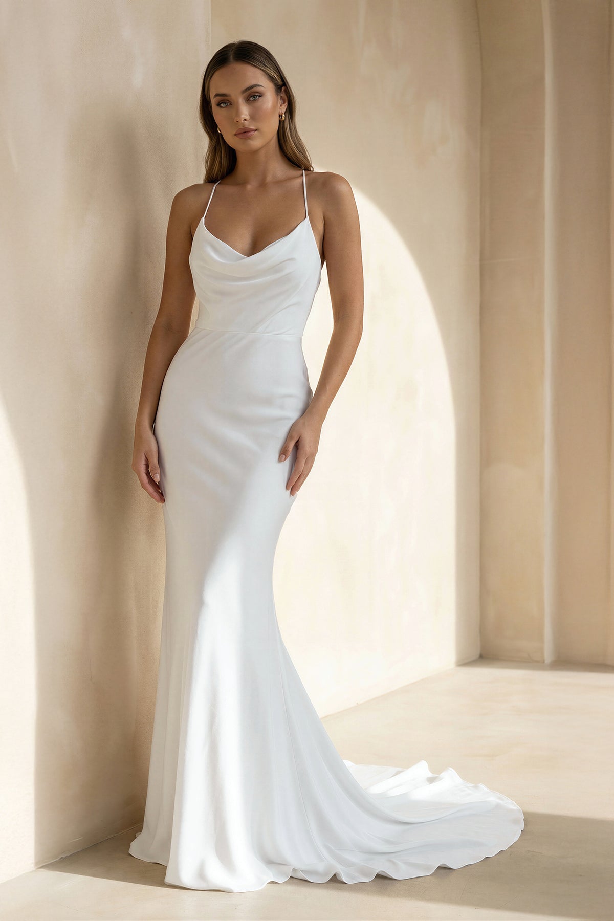 Robe de mariée blanche sirène satinée à fines bretelles sans manches - Harana