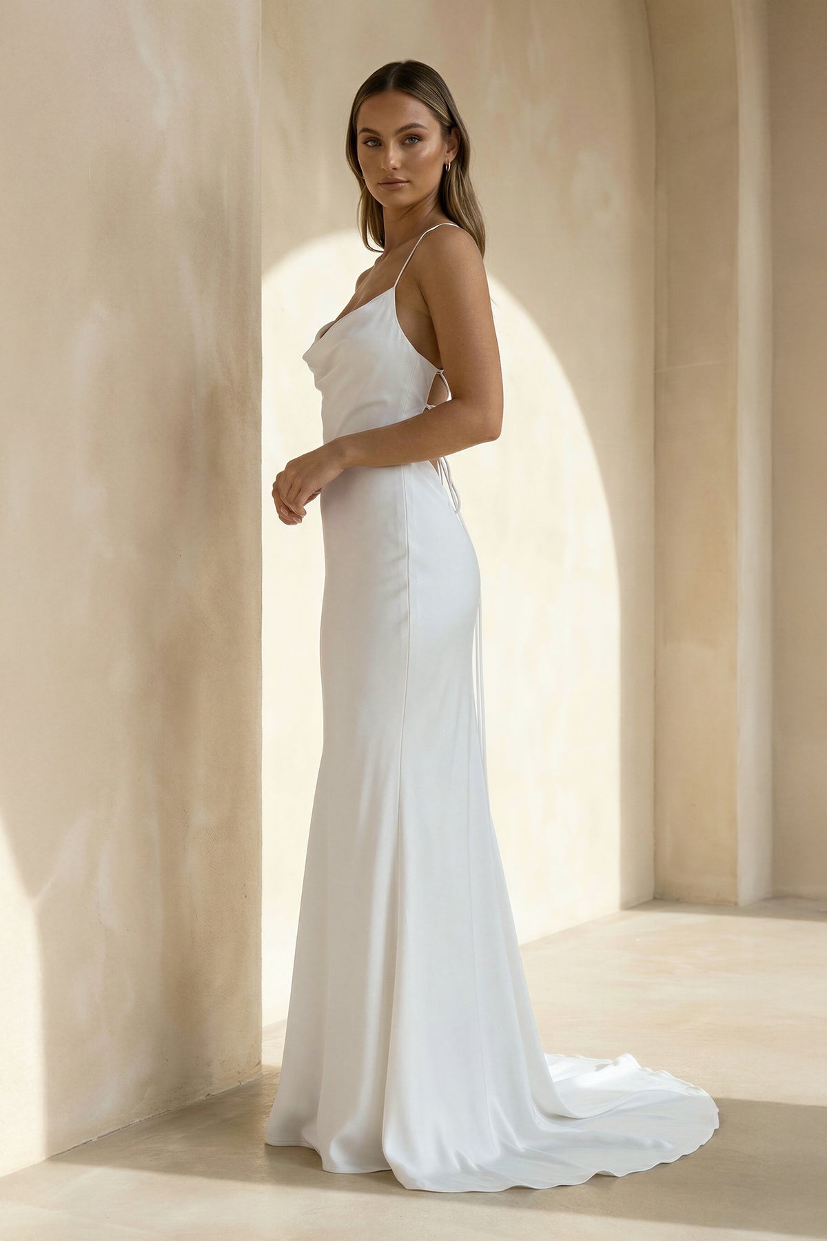 Robe de mariée blanche sirène satinée à fines bretelles sans manches - Harana