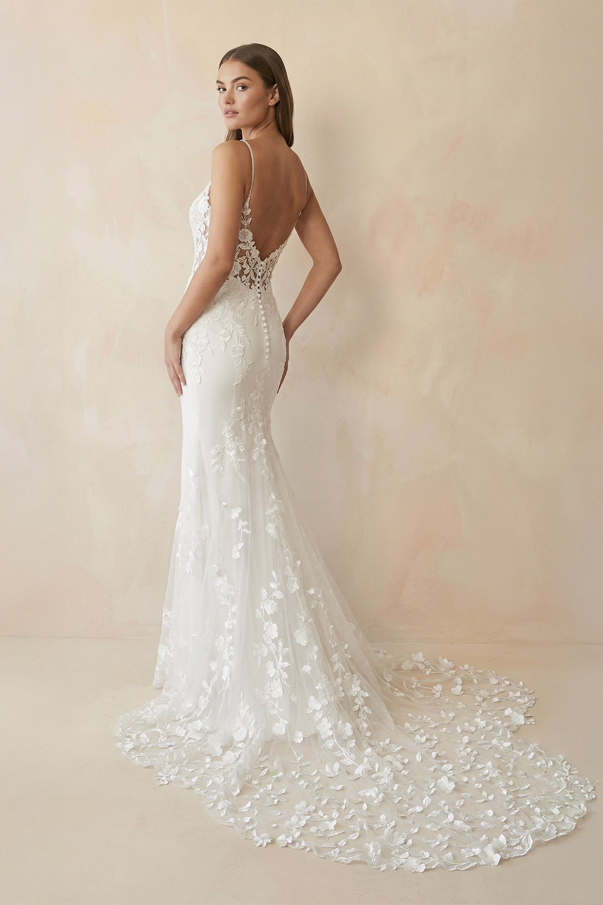 Robe de mariée blanche ornée de dentelle coupe sirène à fines bretelles - Harana