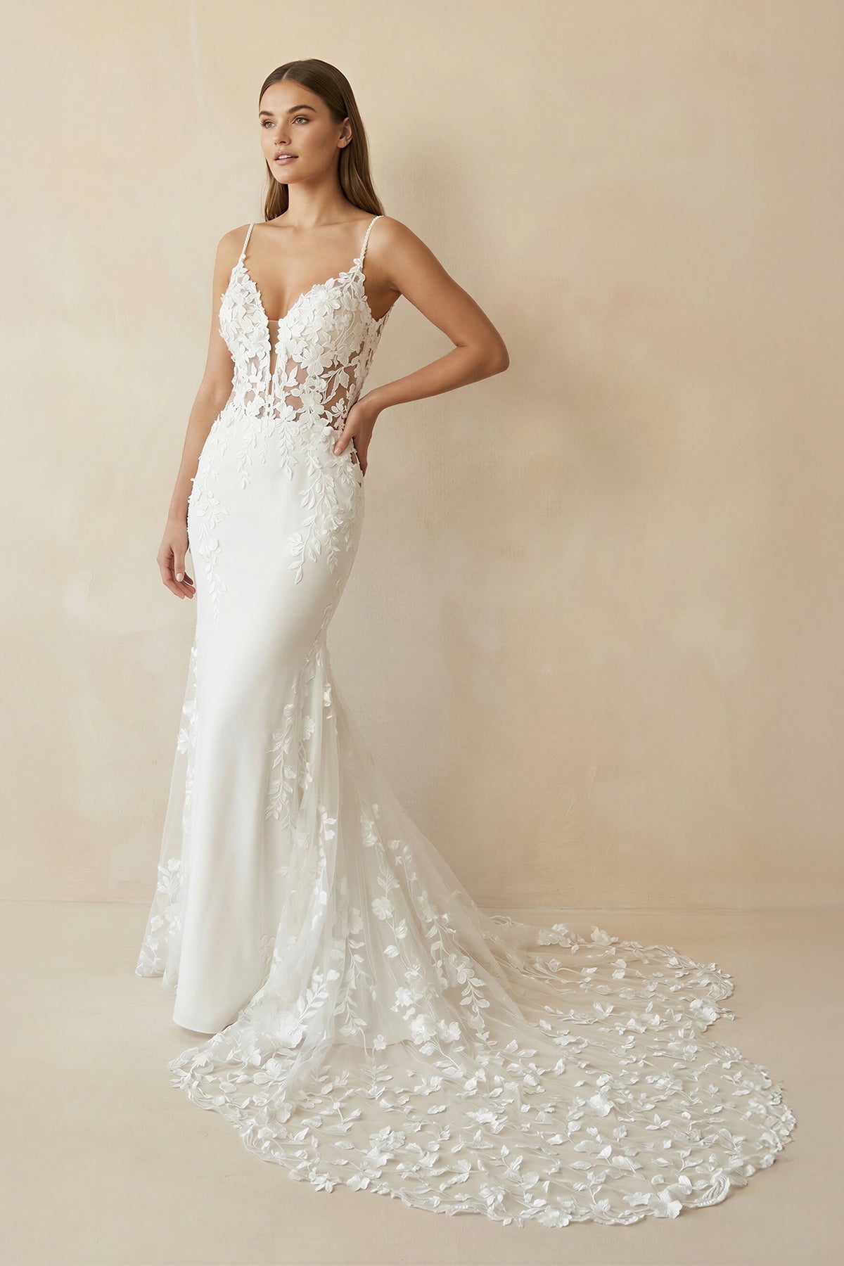 Robe de mariée blanche ornée de dentelle coupe sirène à fines bretelles - Harana