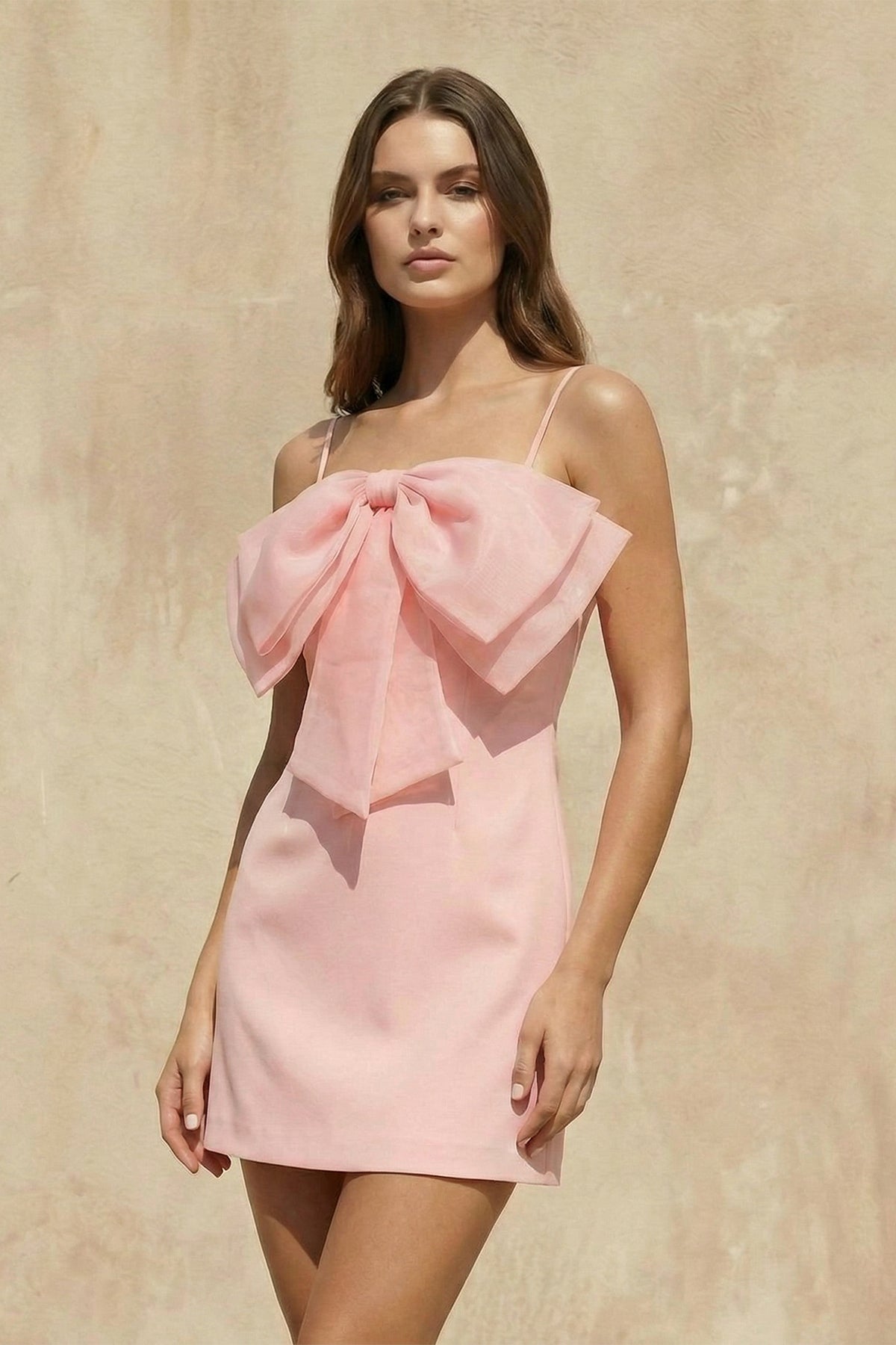 Robe courte rose à fines bretelles avec nœud - Harana