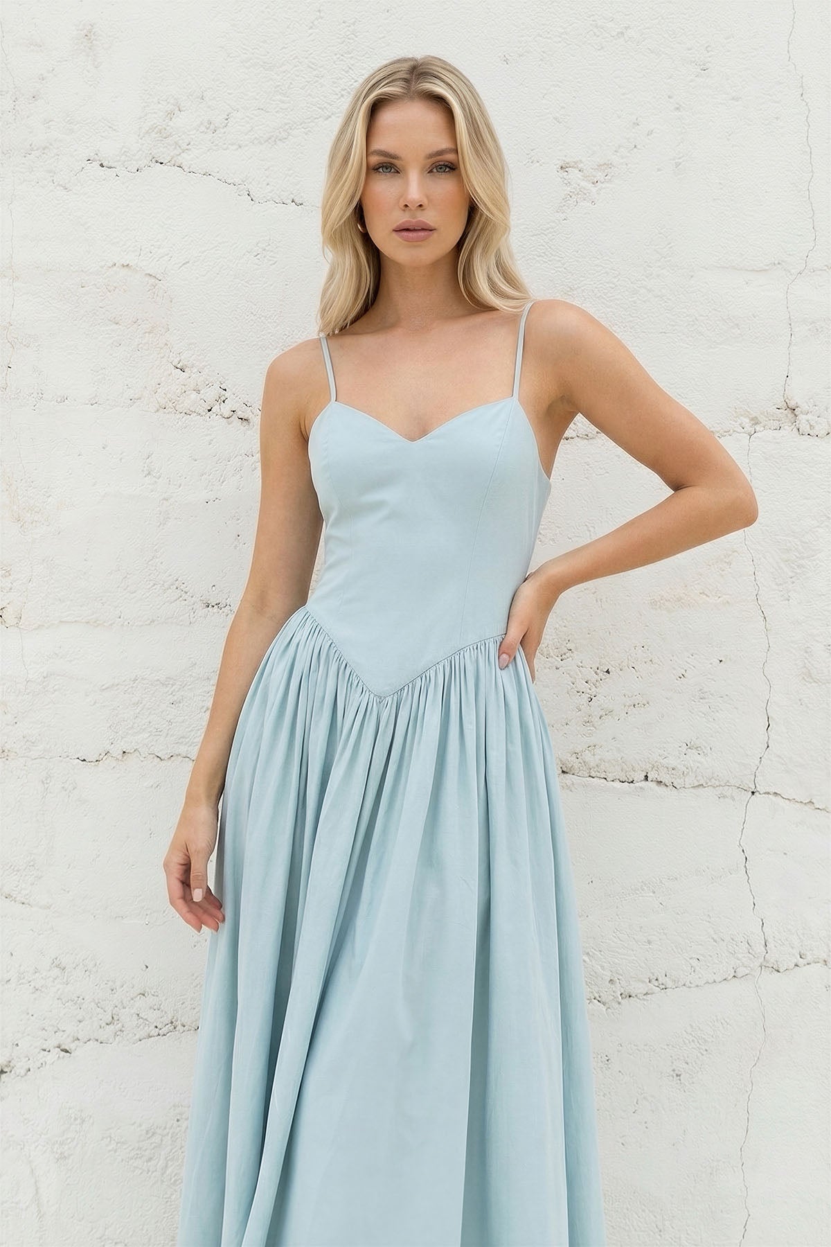 Robe longue bleu ciel à fines bretelles plissée - Harana