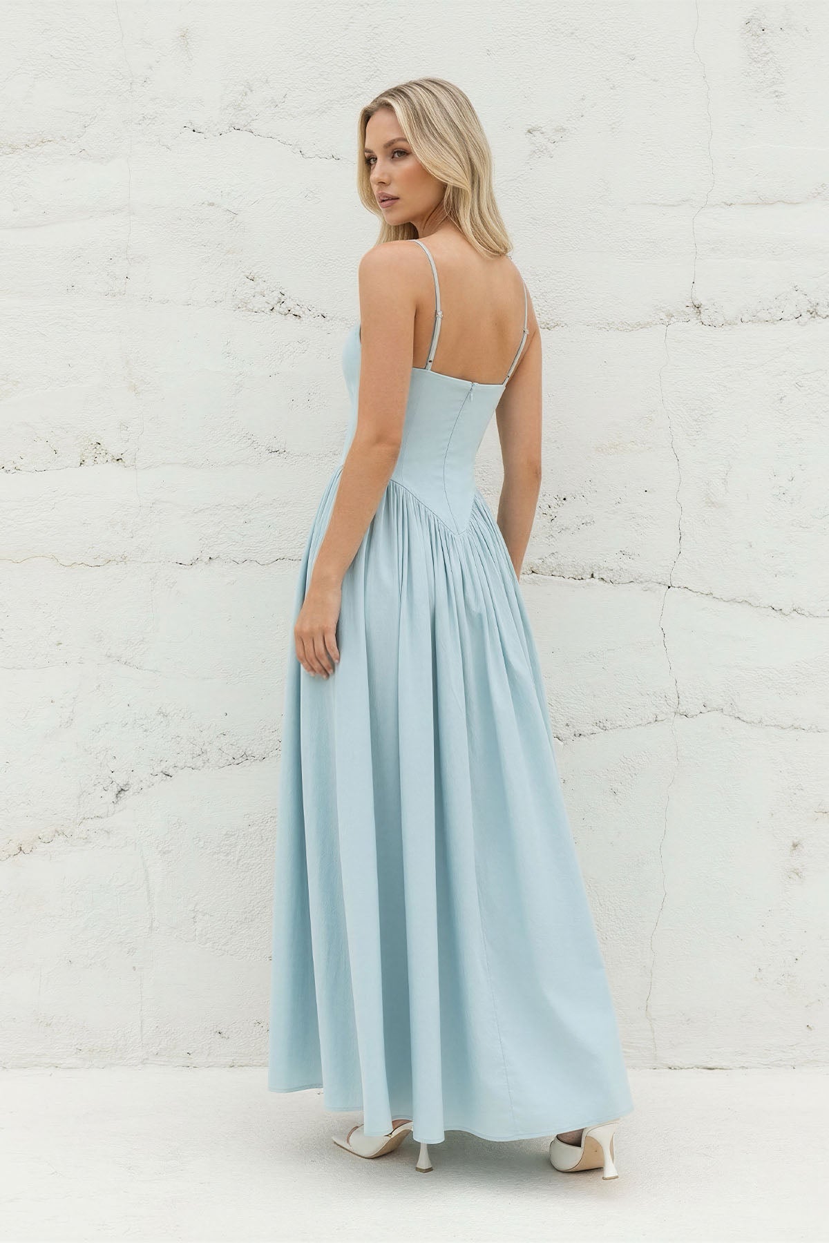 Robe longue bleu ciel à fines bretelles plissée - Harana