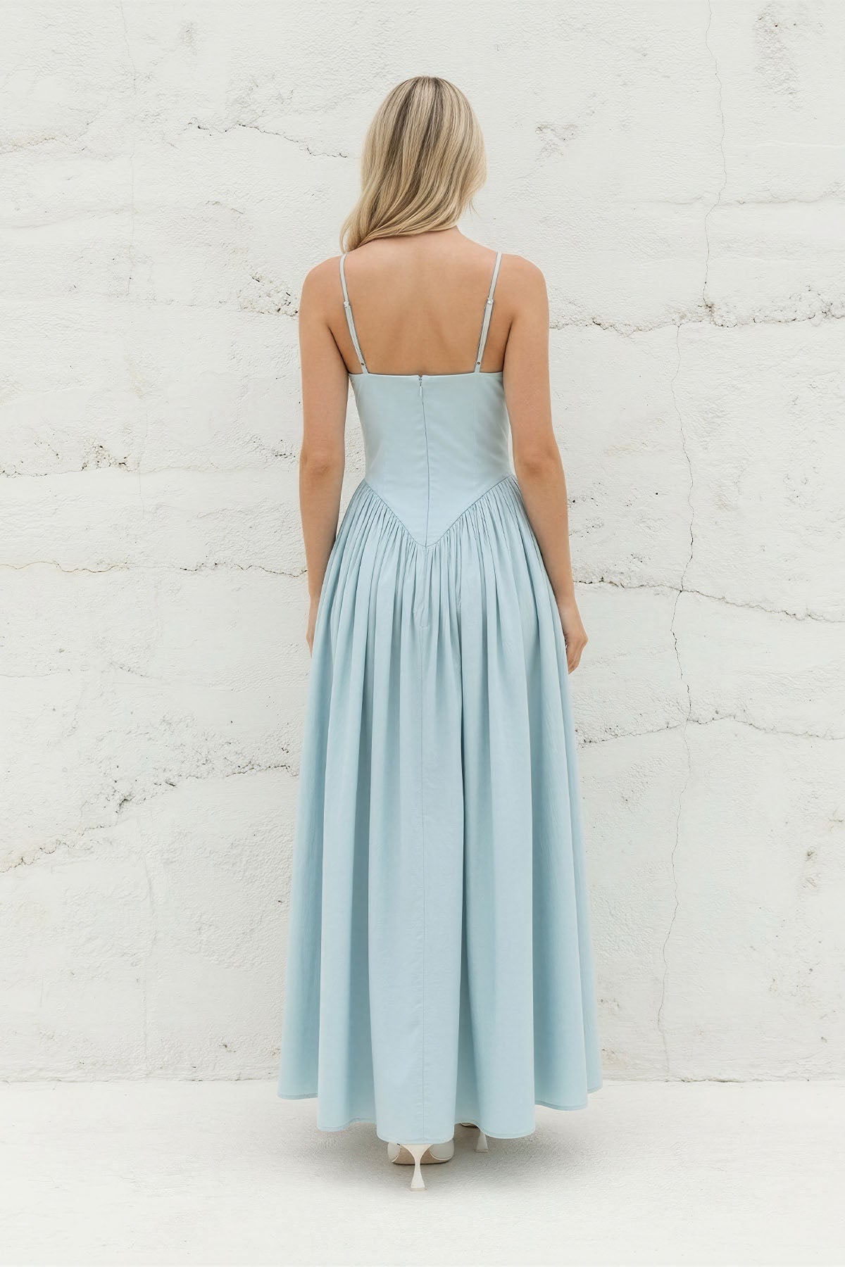 Robe longue bleu ciel à fines bretelles plissée - Harana