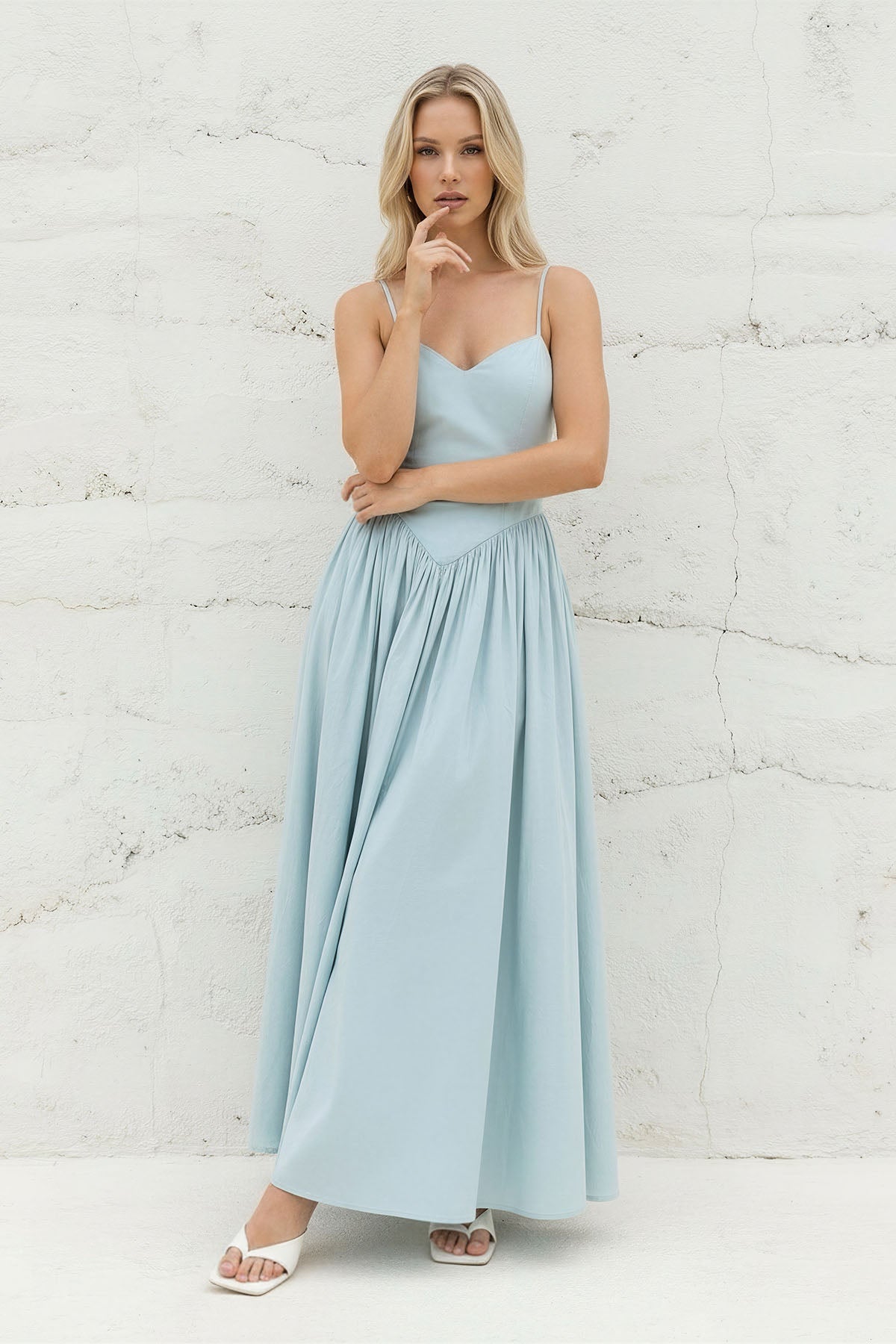 Robe longue bleu ciel à fines bretelles plissée - Harana