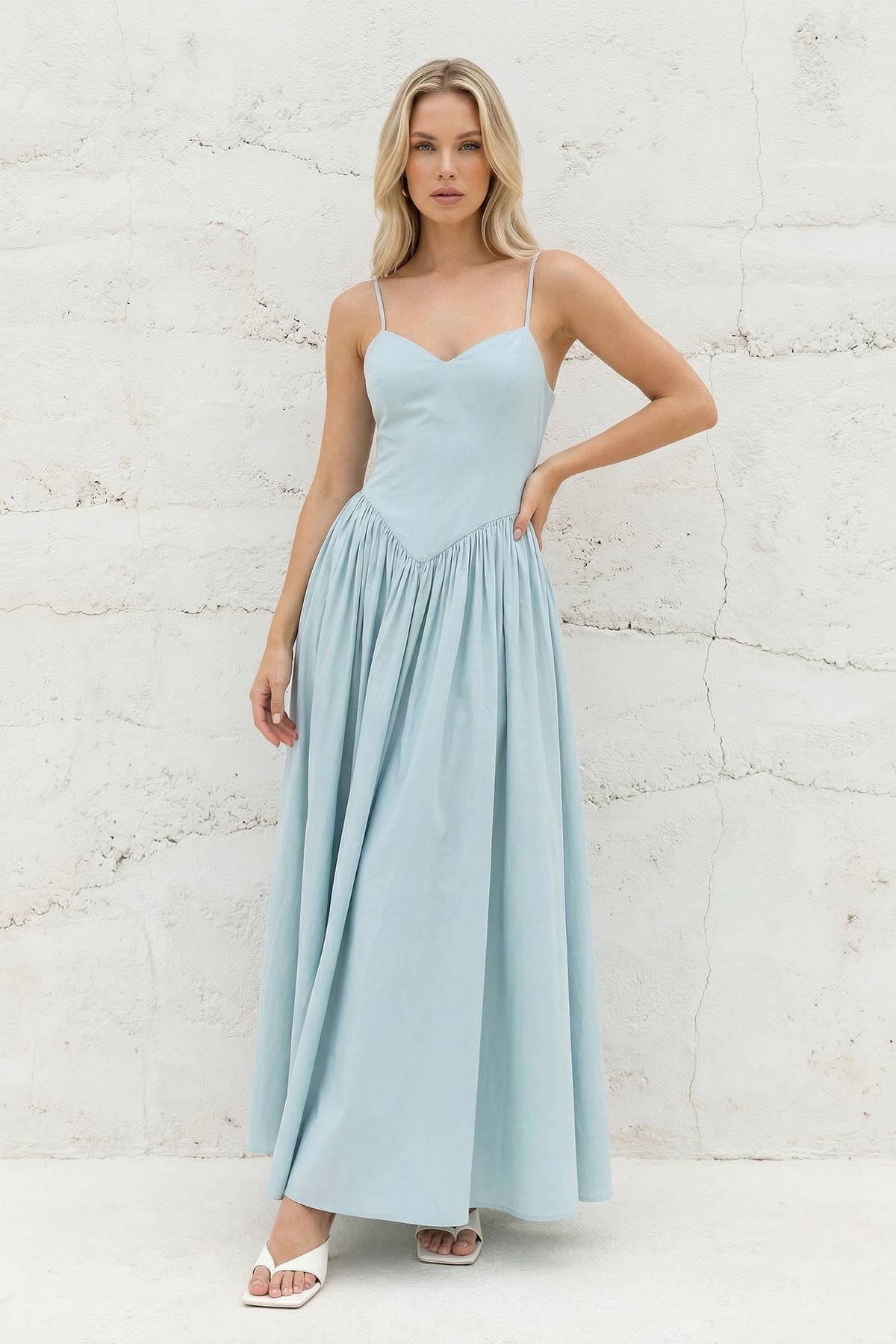 Robe longue bleu ciel à fines bretelles plissée - Harana