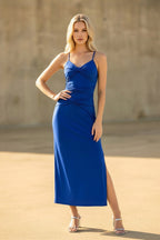 Robe midi bleu roi à fines bretelles avec fente effet drapé - Harana