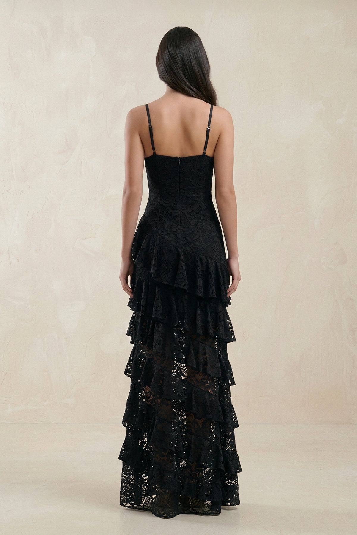 Robe de mariée noire en dentelle coupe fourreau à fines bretelles ornée de volants - Harana