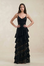 Robe de mariée noire en dentelle coupe fourreau à fines bretelles ornée de volants - Harana