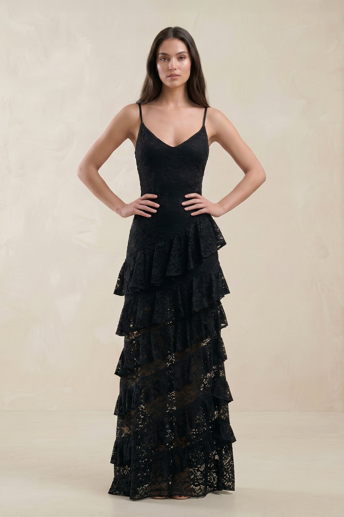 Robe de mariée noire en dentelle coupe fourreau à fines bretelles ornée de volants - Harana