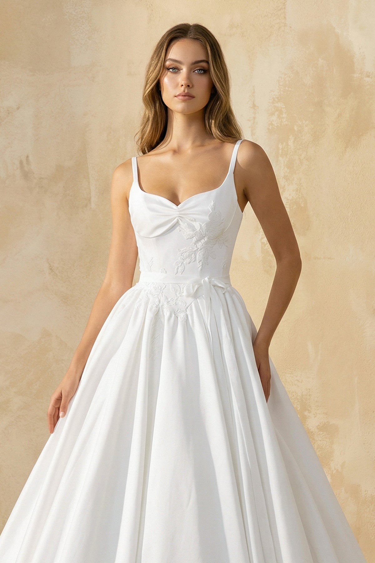 Robe de mariée blanc longue à fines bretelles sans manches satinée - Harana