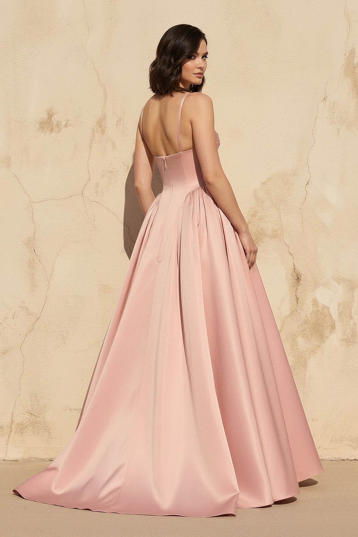 Robe longue rose petal satinée à fines bretelles - Harana