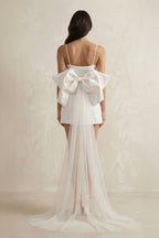 Robe de mariée blanche en tulle coupe fourreau à fines bretelles avec nœud et traîne - Harana