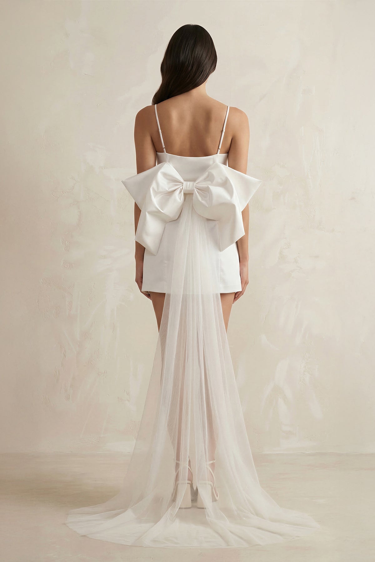 Robe de mariée blanche en tulle coupe fourreau à fines bretelles avec nœud et traîne - Harana