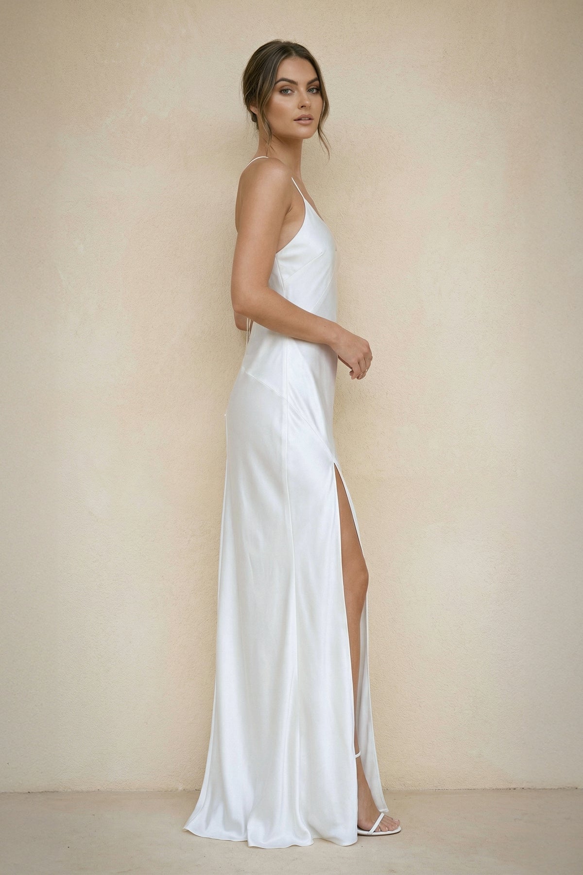 Robe de mariée blanche fourreau satinée à fines bretelles dos nu avec fente - Harana