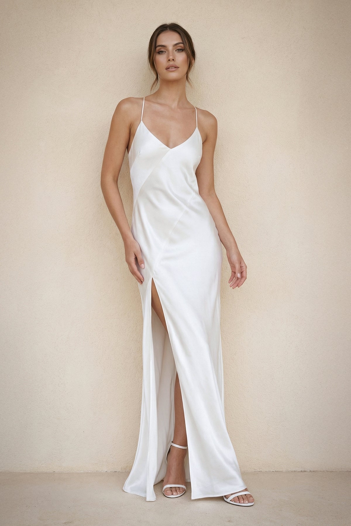 Robe de mariée blanche fourreau satinée à fines bretelles dos nu avec fente - Harana