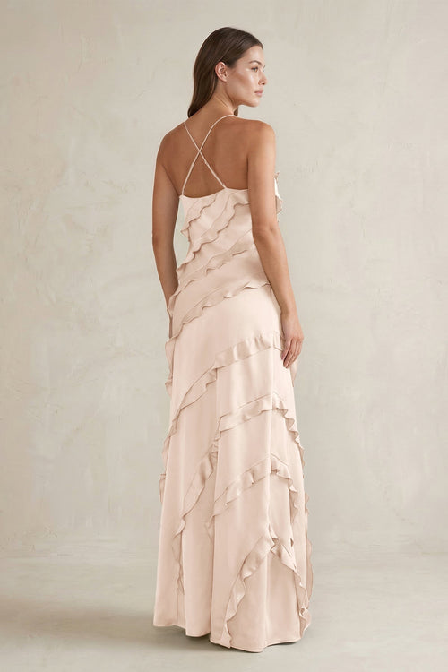 Robe de demoiselle d’honneur crème longue satinée coupe fourreau à fines bretelles ornée de volants - Harana