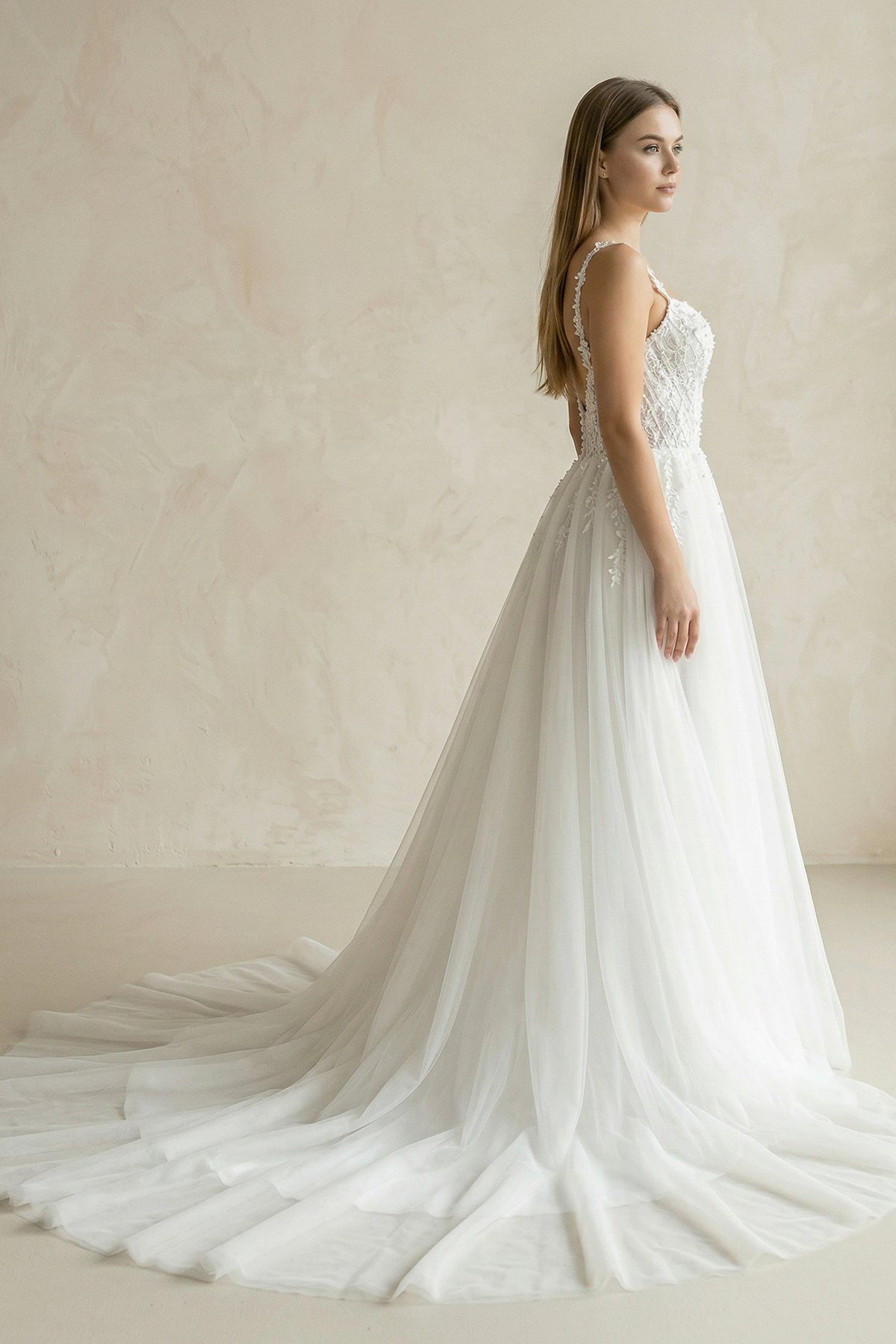 Robe de mariée blanche trapèze en dentelle à fines bretelles sans manches - Harana