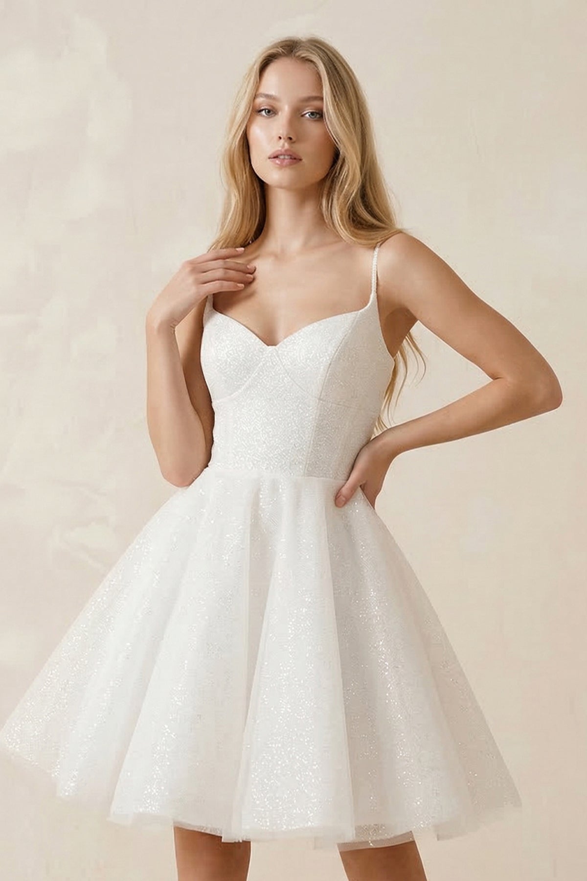 Robe de mariée blanche courte en tulle coupe trapèze à fines bretelles - Harana