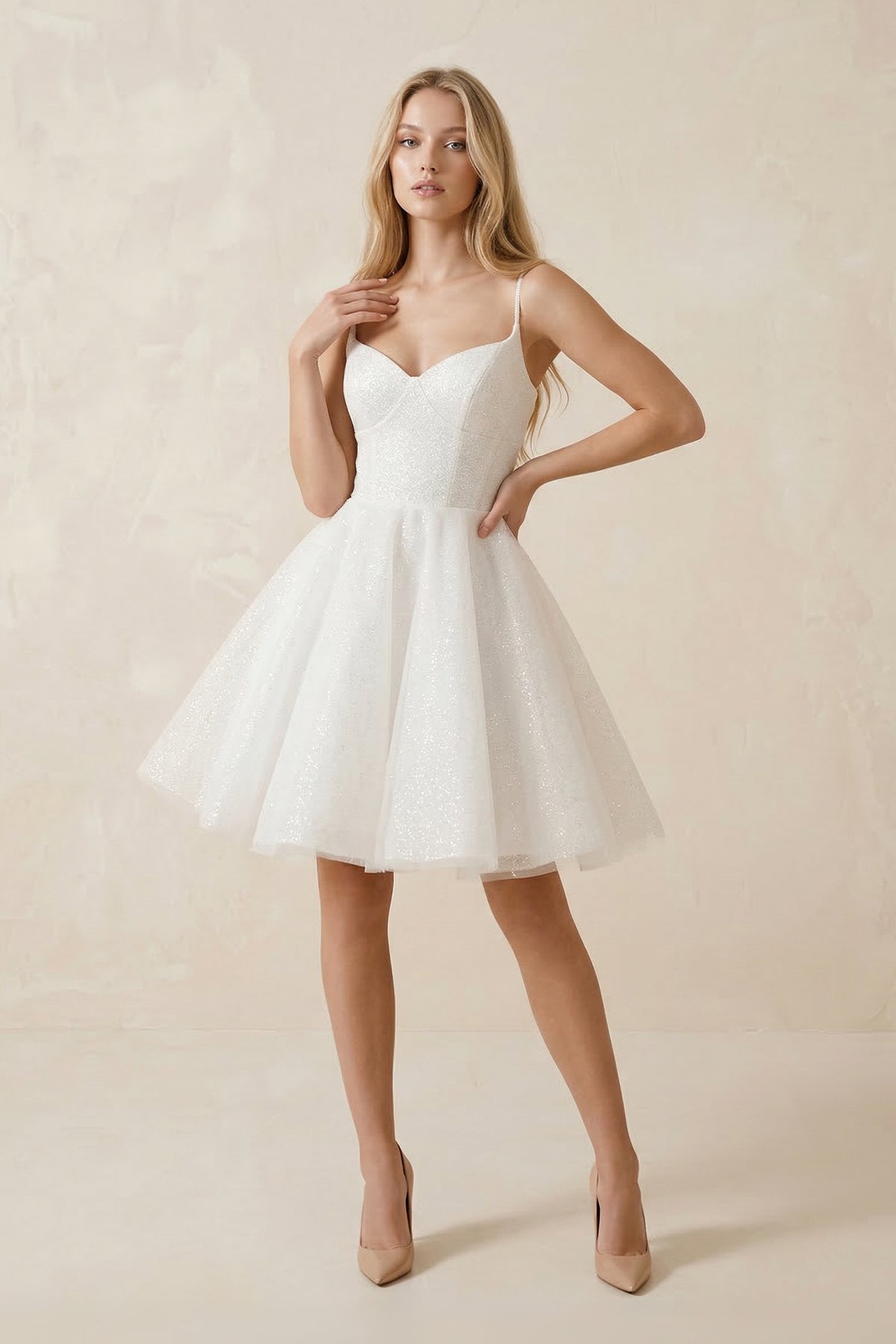 Robe de mariée blanche courte en tulle coupe trapèze à fines bretelles - Harana