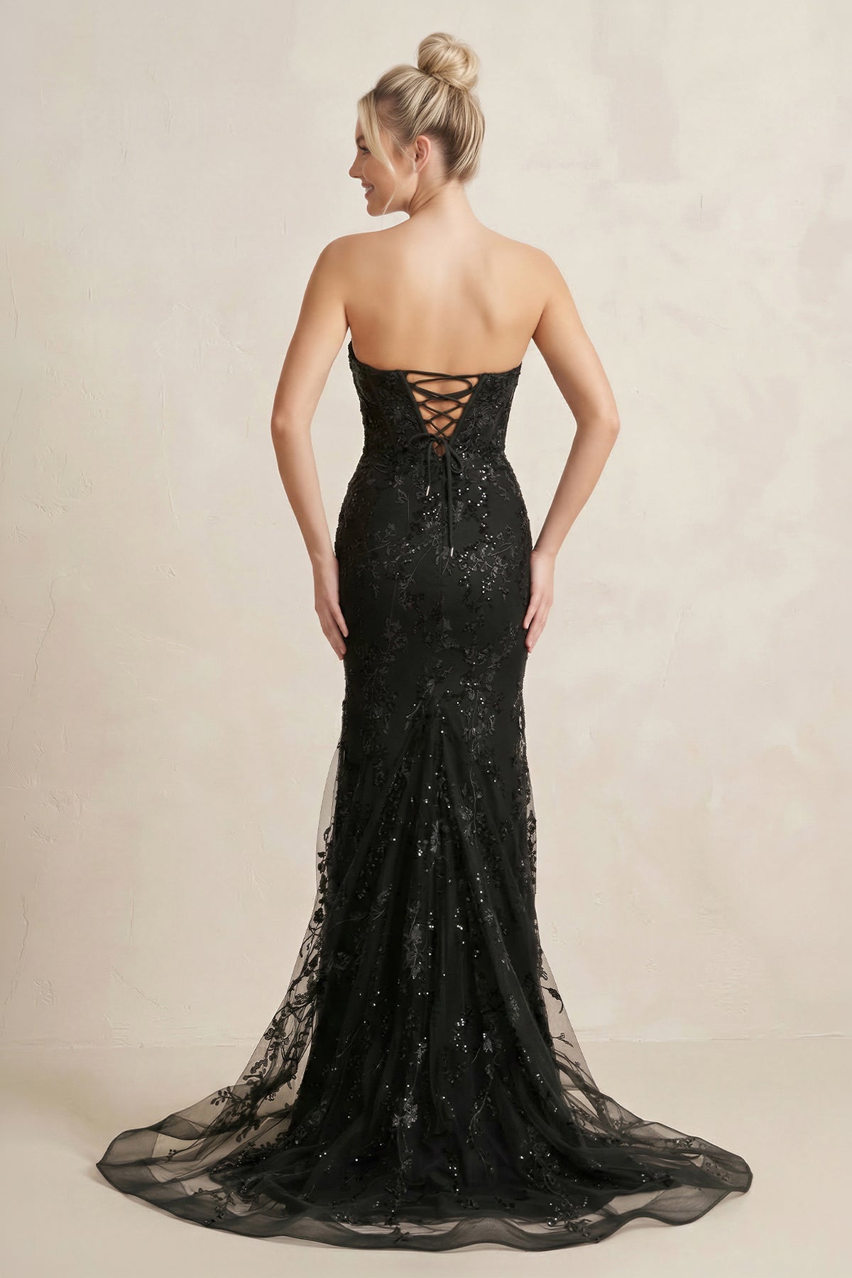 Robe longue noir en dentelle coupe sirène décolleté cœur à appliqués - Harana