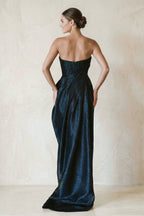 Robe de mariée noire satinée bustier effet drapé - Harana