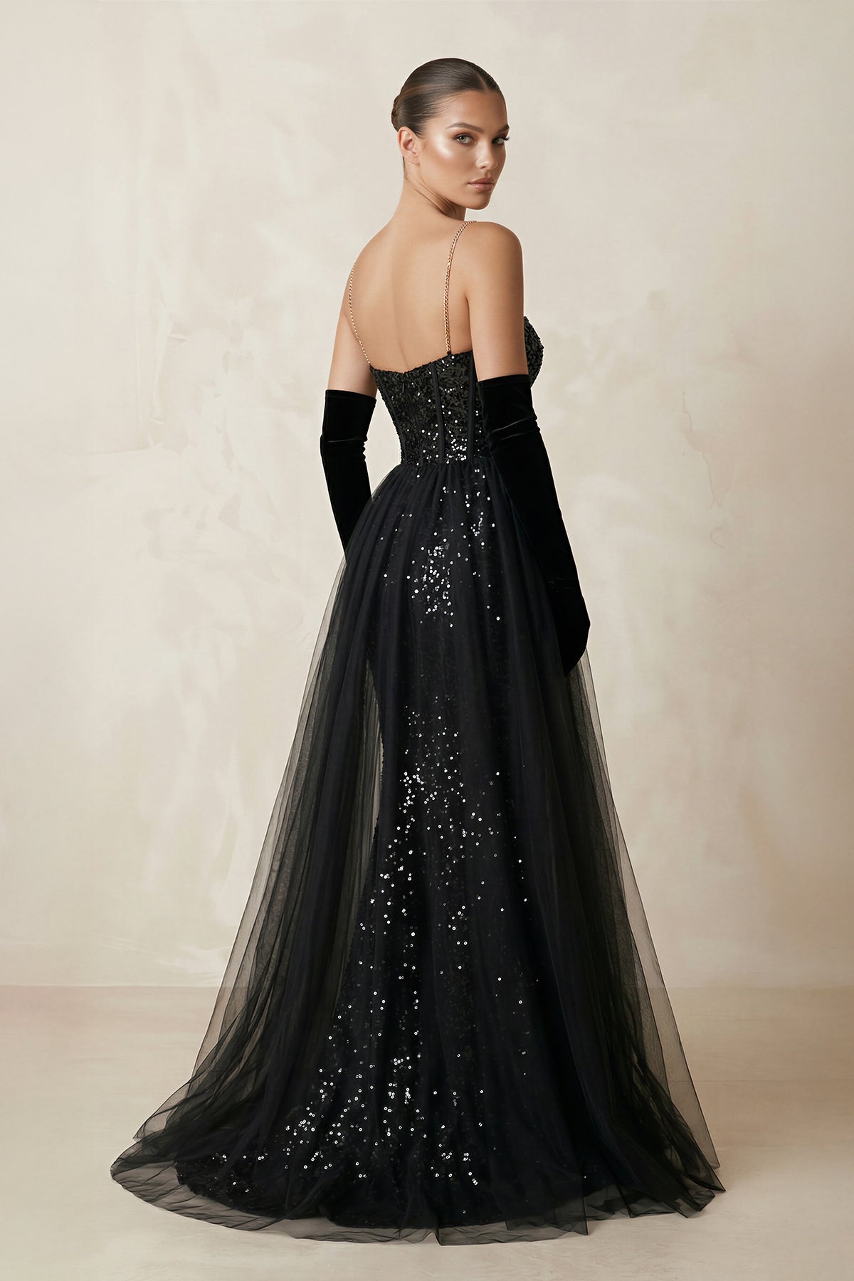 Robe de mariée noire en tulle à décolleté cœur ornée de sequins avec traîne et ouverture goutte d’eau - Harana