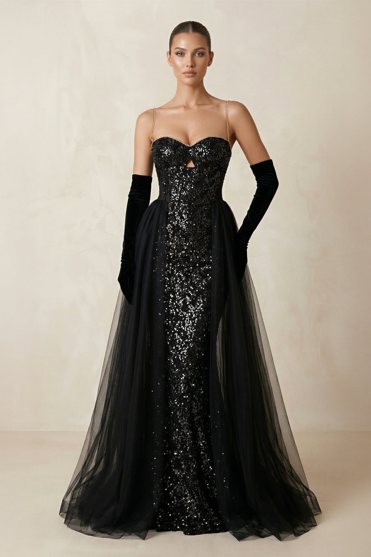 Robe de mariée noire en tulle à décolleté cœur ornée de sequins avec traîne et ouverture goutte d’eau - Harana