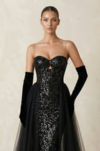 Robe de mariée noire en tulle à décolleté cœur ornée de sequins avec traîne et ouverture goutte d’eau - Harana