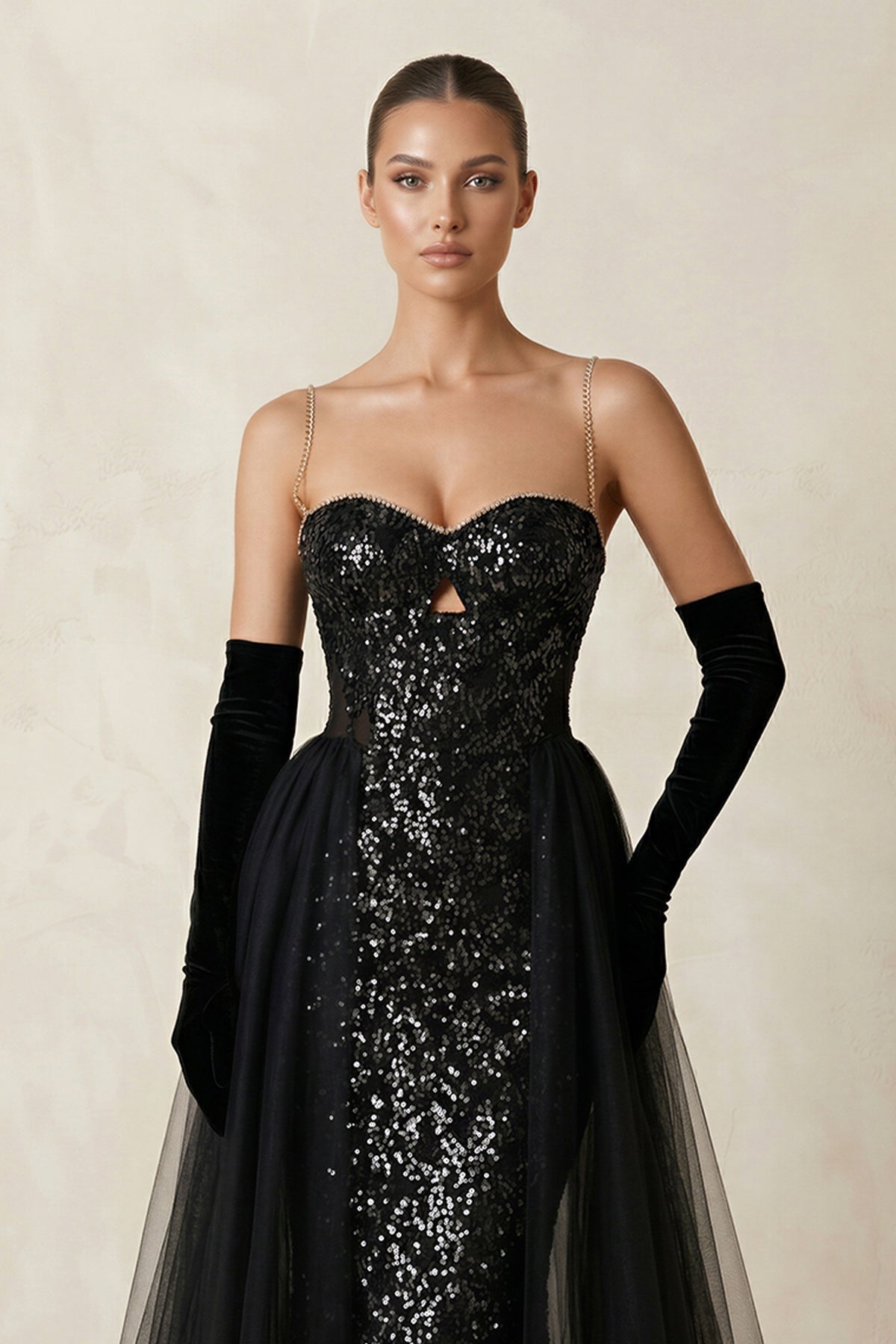 Robe de mariée noire en tulle à décolleté cœur ornée de sequins avec traîne et ouverture goutte d’eau - Harana