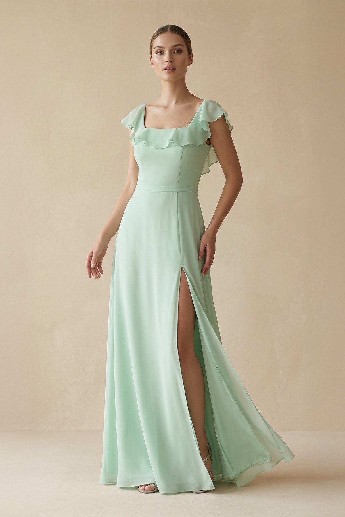Robe demoiselle d’honneur pale pistachio longue sans manches avec fente effet drapé - Harana