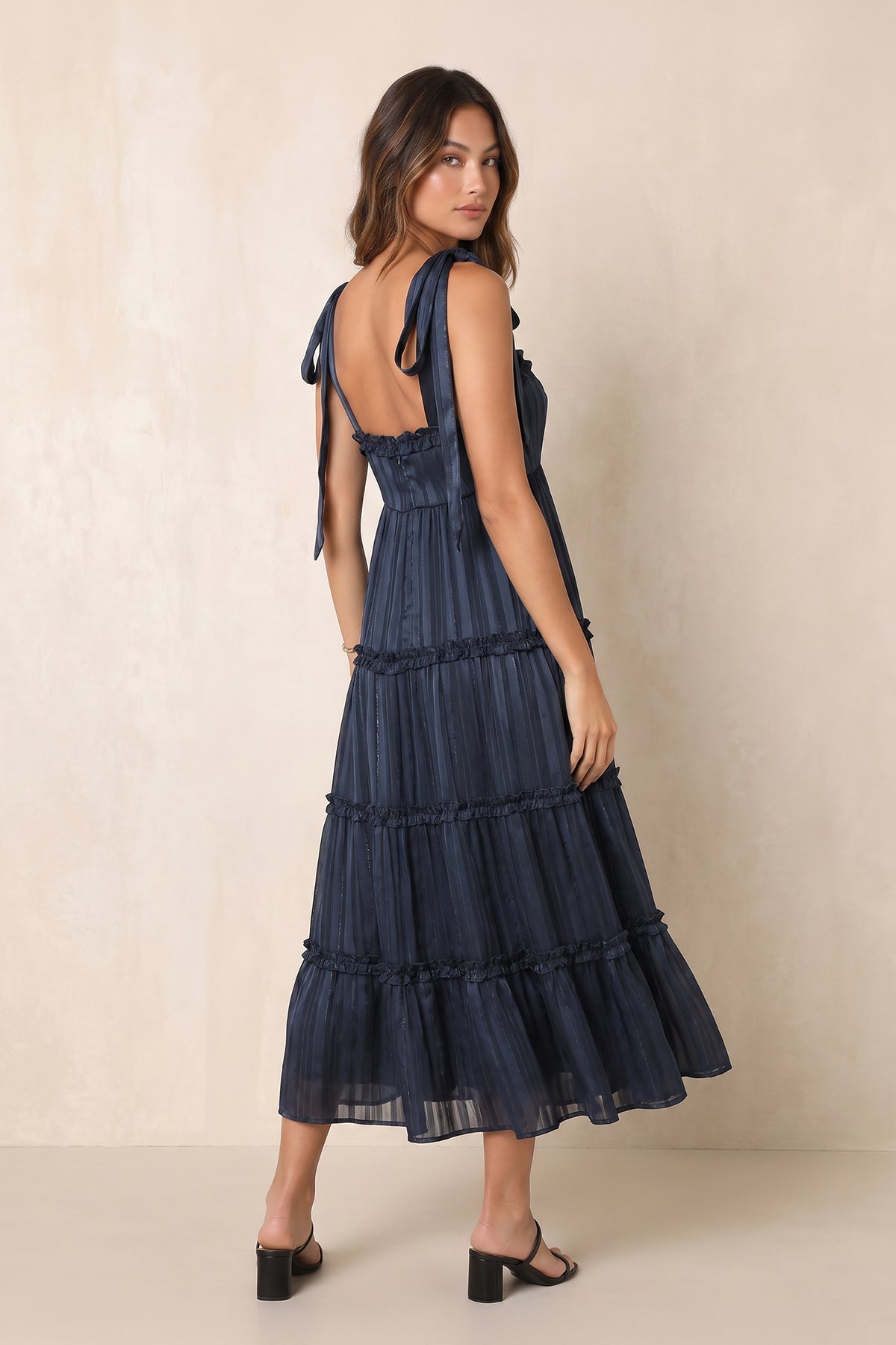 Robe bleu marine foncé midi coupe trapèze à encolure carrée plissée - Harana