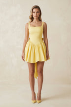 Robe courte jaune satinée coupe trapèze avec nœud - Harana