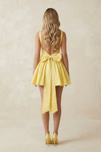Robe courte jaune satinée coupe trapèze avec nœud - Harana