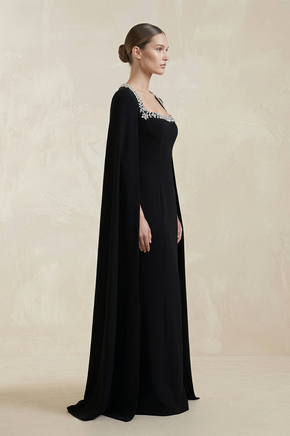 Robe de mariée noire satinée coupe fourreau à encolure carrée ornée de perles - Harana