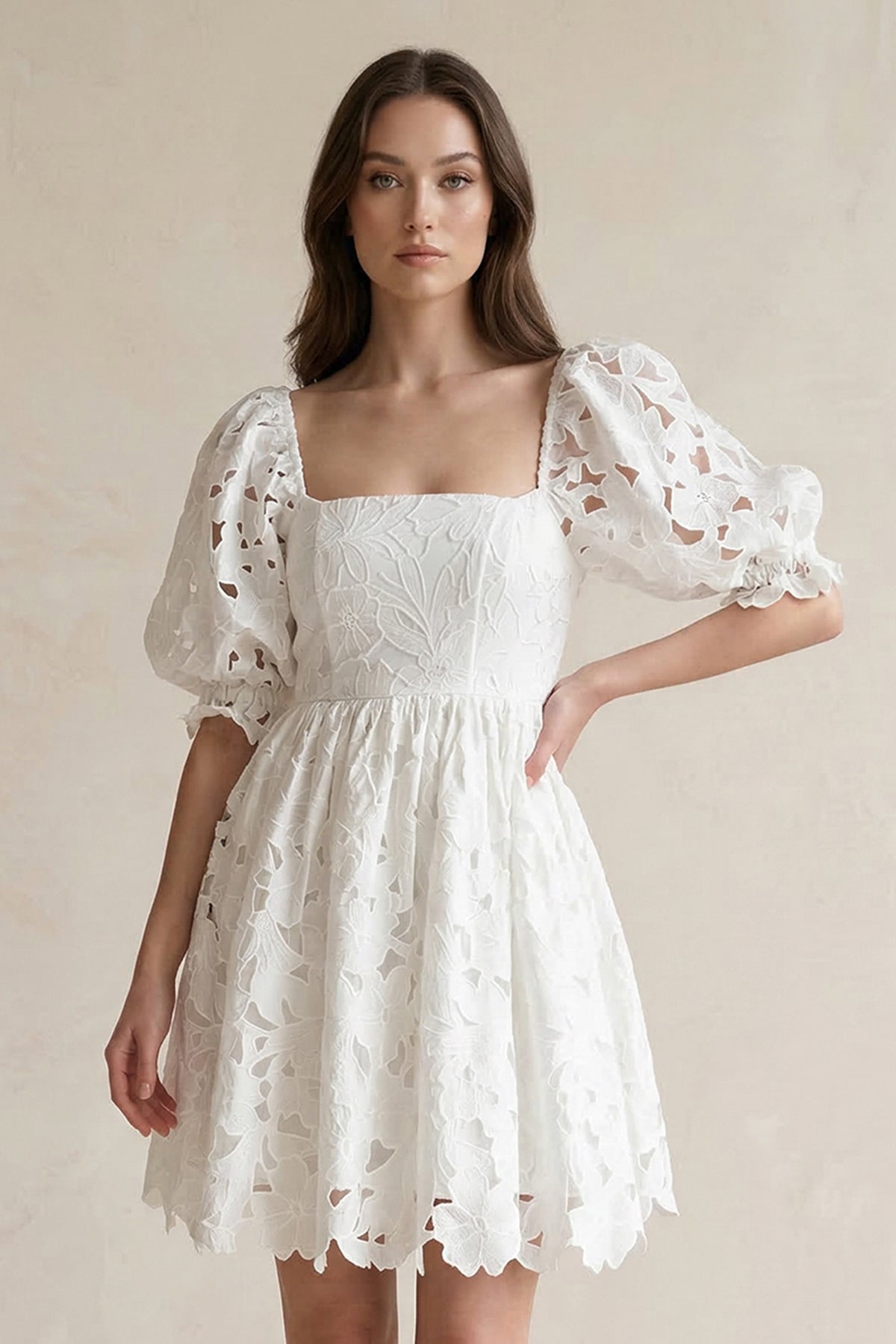 Robe de mariée ivoire trapèze en dentelle à appliqués col carré - Harana