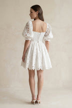 Robe de mariée ivoire trapèze en dentelle à appliqués col carré - Harana